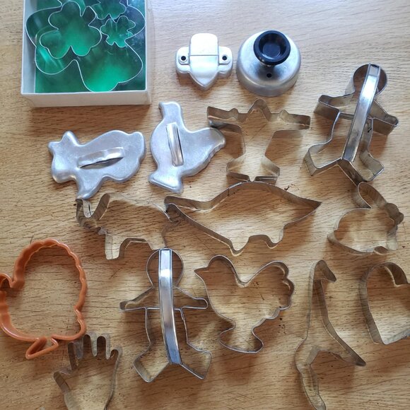 Collection of Vintage Cookie Cutters: HRM Assortment and Metal Assortment - Picture 3 of 7